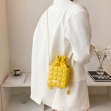 Laden Sie das Bild in den Galerie-Viewer, Karierte Umhängetasche mit Kordelzug