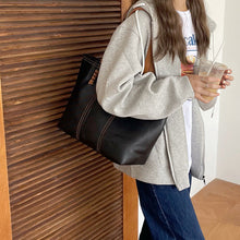 Laden Sie das Bild in den Galerie-Viewer, Einfache Vielseitige Handtasche aus Qualitätsleder