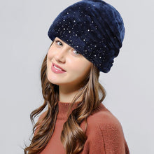 Laden Sie das Bild in den Galerie-Viewer, Weiche Wintermütze mit Strass