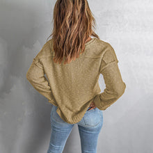 Laden Sie das Bild in den Galerie-Viewer, Strickpullover mit Knöpfen und überschnittener Schulter