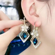 Laden Sie das Bild in den Galerie-Viewer, Zirkon Rhombische Saphir Blumenohrringe