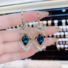 Laden Sie das Bild in den Galerie-Viewer, Zirkon Rhombische Saphir Blumenohrringe
