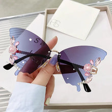 Laden Sie das Bild in den Galerie-Viewer, Sonnenbrille mit Diamant-Schmetterlingsverlauf