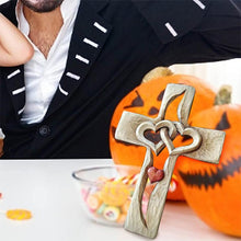 Laden Sie das Bild in den Galerie-Viewer, Herzförmig geschnitztes Holzkreuz