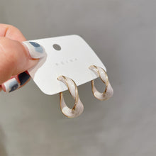 Laden Sie das Bild in den Galerie-Viewer, Verdrehte Tropfenohrringe