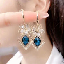Laden Sie das Bild in den Galerie-Viewer, Zirkon Rhombische Saphir Blumenohrringe