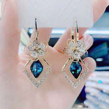 Laden Sie das Bild in den Galerie-Viewer, Zirkon Rhombische Saphir Blumenohrringe