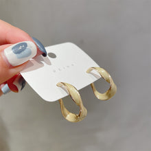 Laden Sie das Bild in den Galerie-Viewer, Verdrehte Tropfenohrringe