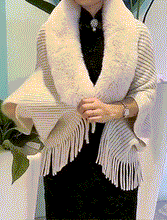 Laden Sie das Bild in den Galerie-Viewer, Gestrickter Schal mit Pelzkragen
