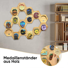 Laden Sie das Bild in den Galerie-Viewer, Medaillenständer aus Holz
