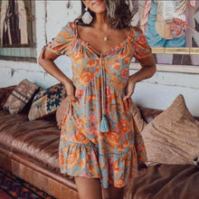 Laden Sie das Bild in den Galerie-Viewer, Bedrucktes Kurzarmkleid mit V-Ausschnitt