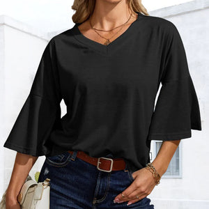Schlichtes ausgestelltes T-Shirt mit V-Ausschnitt