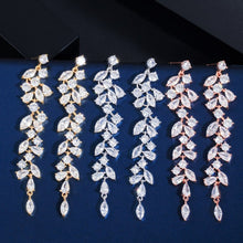 Laden Sie das Bild in den Galerie-Viewer, Kristall Blütenblatt Quastenohrringe