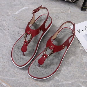 Flipflops der einfarbigen Frauen des Sommerstrandes