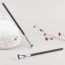 Laden Sie das Bild in den Galerie-Viewer, Fächerförmige Make-up-Pinsel