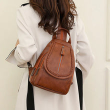 Laden Sie das Bild in den Galerie-Viewer, Twist Clamshell Lederrucksack