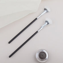 Laden Sie das Bild in den Galerie-Viewer, Fächerförmige Make-up-Pinsel