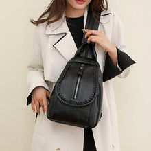 Laden Sie das Bild in den Galerie-Viewer, Twist Clamshell Lederrucksack