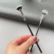 Laden Sie das Bild in den Galerie-Viewer, Fächerförmige Make-up-Pinsel