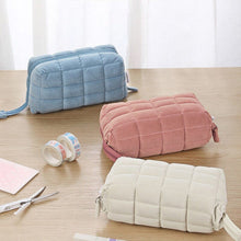 Laden Sie das Bild in den Galerie-Viewer, Kissen Kosmetiktasche