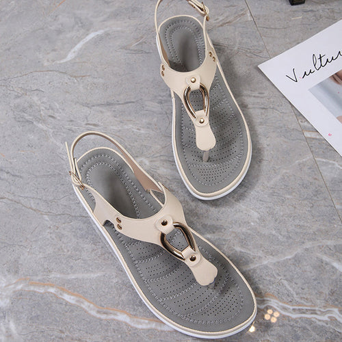 Flipflops der einfarbigen Frauen des Sommerstrandes