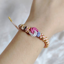 Laden Sie das Bild in den Galerie-Viewer, Geflochtenes Armband mit Pfirsichblütenknoten