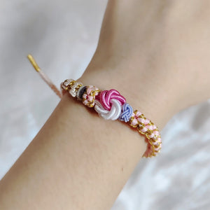 Geflochtenes Armband mit Pfirsichblütenknoten