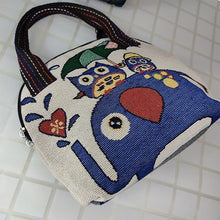 Laden Sie das Bild in den Galerie-Viewer, Bestickte Tasche aus Muschelsegeltuch