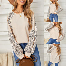 Laden Sie das Bild in den Galerie-Viewer, Langärmliges T-Shirt mit Rundhalsausschnitt und Leopardenmuster