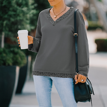 Laden Sie das Bild in den Galerie-Viewer, T-Shirt mit Leopardenmuster und V-Ausschnitt