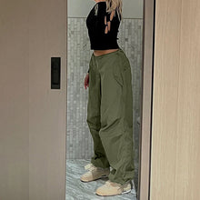 Laden Sie das Bild in den Galerie-Viewer, Lockere Cargohose mit mehreren Taschen und Kordelzug