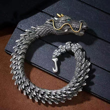 Laden Sie das Bild in den Galerie-Viewer, Silbernes handgefertigtes Drachenkettenarmband