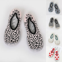 Laden Sie das Bild in den Galerie-Viewer, Rutschfeste modische weiche Socken