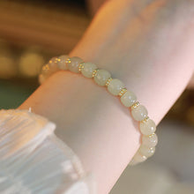 Laden Sie das Bild in den Galerie-Viewer, Elegantes und charmantes Khotanjade Glockenarmband