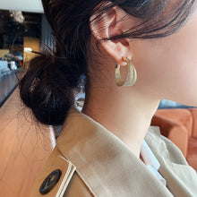 Laden Sie das Bild in den Galerie-Viewer, C-förmige Gebürstete Ohrringe