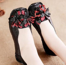 Laden Sie das Bild in den Galerie-Viewer, Blumen-Lederschuhe aus PU-Leder im ethnischen Stil