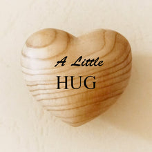Laden Sie das Bild in den Galerie-Viewer, Pocket Hug Holzherz-Andenken