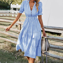 Laden Sie das Bild in den Galerie-Viewer, Gestreiftes Kleid mit V-Ausschnitt