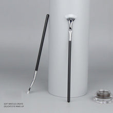 Laden Sie das Bild in den Galerie-Viewer, Fächerförmige Make-up-Pinsel