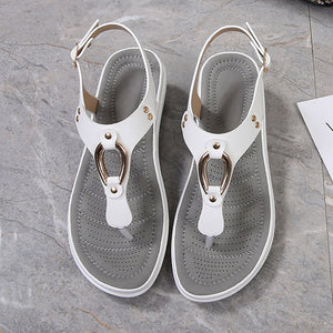 Flipflops der einfarbigen Frauen des Sommerstrandes