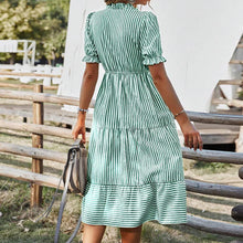 Laden Sie das Bild in den Galerie-Viewer, Gestreiftes Kleid mit V-Ausschnitt