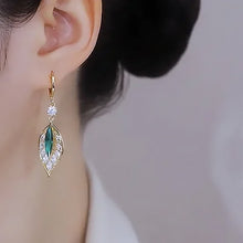 Laden Sie das Bild in den Galerie-Viewer, Armband aus Hetian-Jade mit Blatt