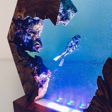 Laden Sie das Bild in den Galerie-Viewer, Lampe aus Epoxidharz-Holz