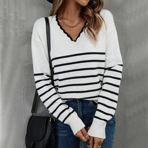 Gestreifter Strickpullover mit V-Ausschnitt