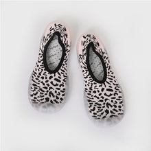 Laden Sie das Bild in den Galerie-Viewer, Rutschfeste modische weiche Socken