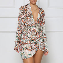 Laden Sie das Bild in den Galerie-Viewer, Stilvolles Chiffon-Kleid mit V-Ausschnitt