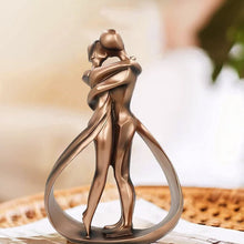 Laden Sie das Bild in den Galerie-Viewer, Paar Umarmung Harz Ornament