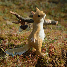 Laden Sie das Bild in den Galerie-Viewer, Kreative niedliche Eichhörnchen-Dekoration aus Kunstharz