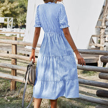 Laden Sie das Bild in den Galerie-Viewer, Gestreiftes Kleid mit V-Ausschnitt