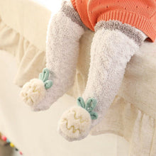 Laden Sie das Bild in den Galerie-Viewer, Flauschige Wintersocken für Babys